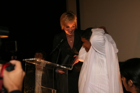 Amma recibe el Premio "Cinéma Vérité" por "Darshan" de manos de Sharon Stone. París 2007
